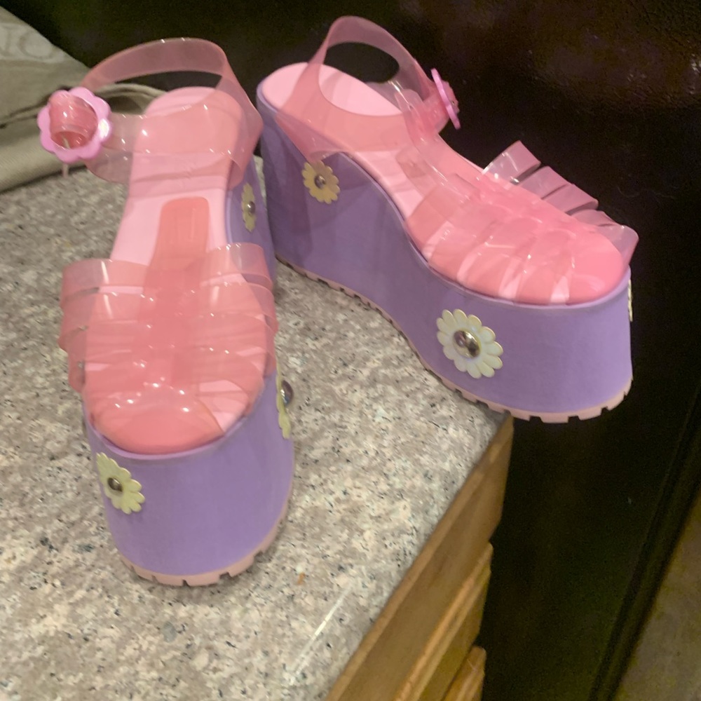 Jelli sandals with cute flowers on platform